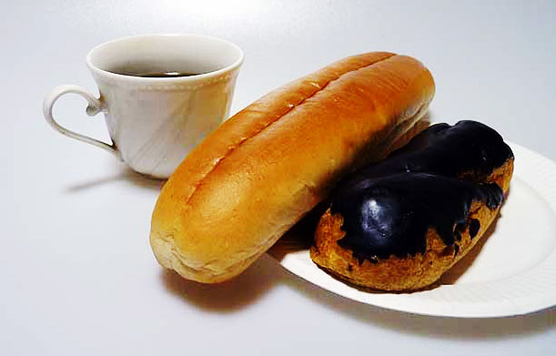 コーヒーとパンとエクレアの拡大写真