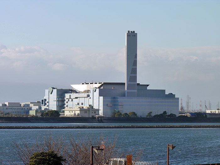 海の向こうの大きな工場の写真素材フリー 高画質