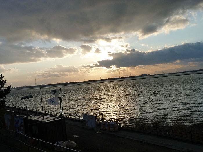 夕暮れ時の海と空と雲の風景の拡大写真