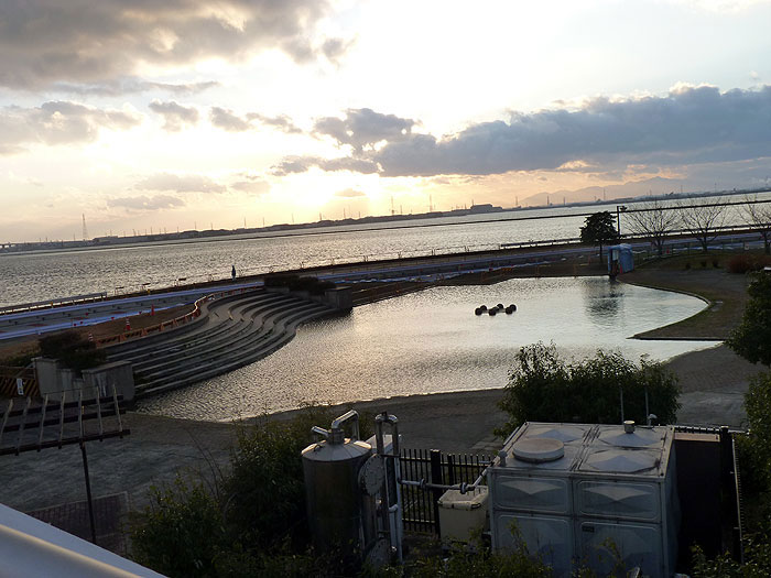 夕暮れ時の海と池の風景の拡大写真