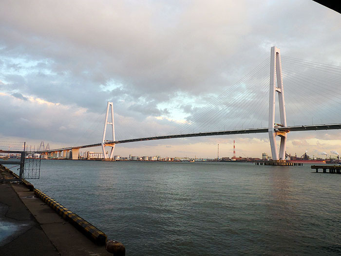 夕暮れ時の海と大きな斜張橋の拡大写真