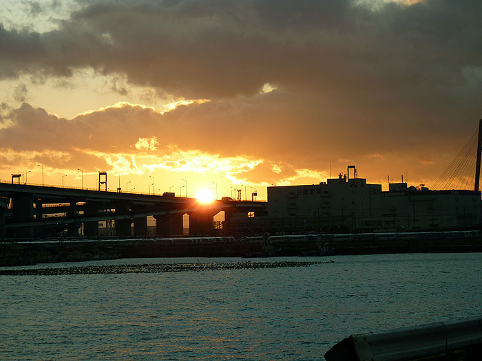 夕日に照らされた町と海と空の写真素材フリー 高画質