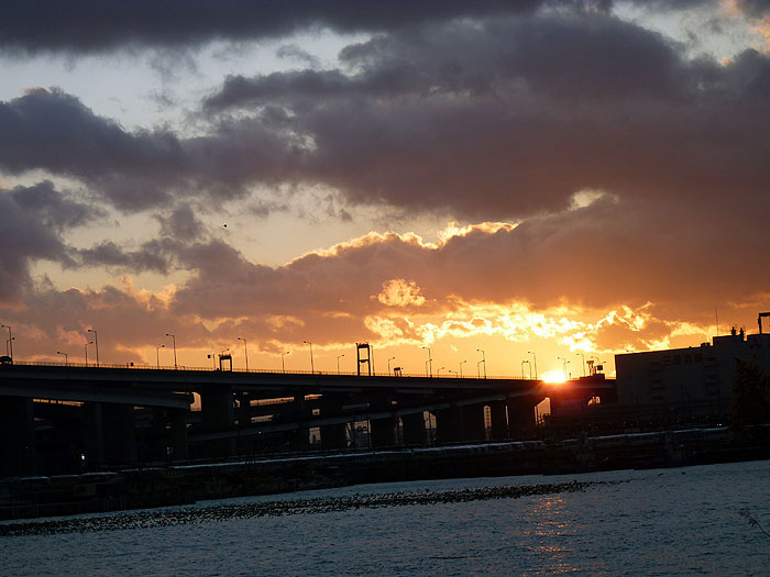 夕日に照らされた町と海と空その３の写真素材フリー 高画質