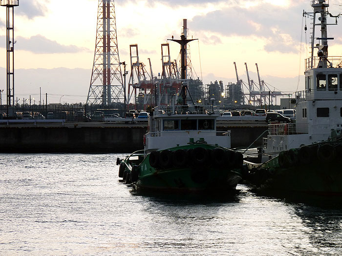 港に停泊する漁船と夕暮れ時の海の拡大写真