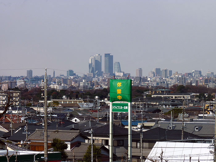 遠くに見えるビルと町の冬の風景の拡大写真