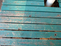 公園のベンチの青い板の木目