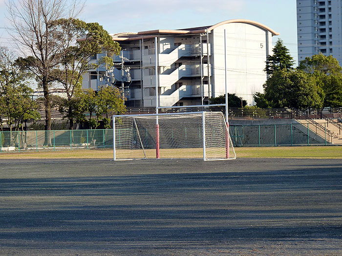 サッカーのグラウンドとゴールネットとマンションの拡大写真