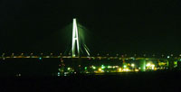 ライトアップされた橋と夜景