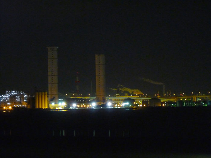 夜景（町の煙突と明かり）その３の拡大写真
