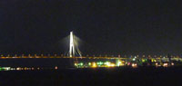 ライトアップされた橋の明かりと夜景
