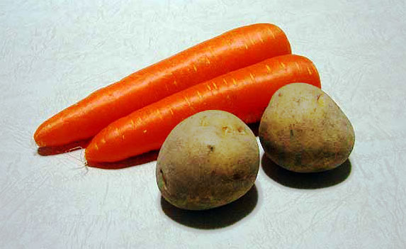 ニンジン2本とジャガイモ2個の野菜の拡大写真